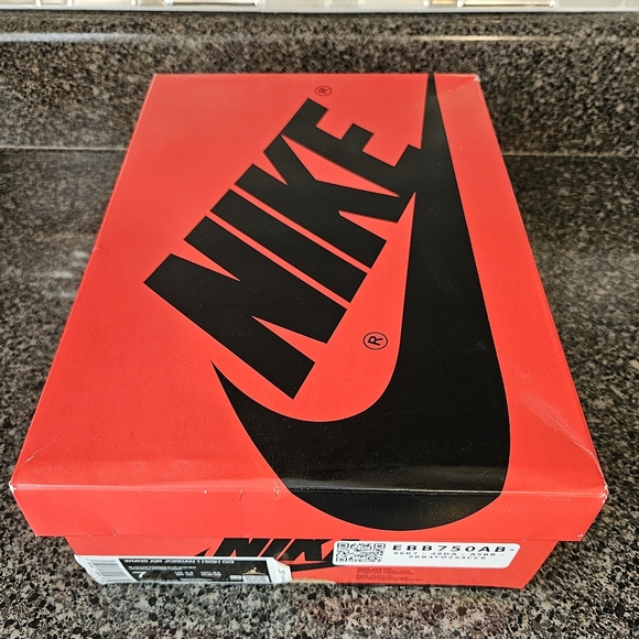 Air Jordan 1 Retro High NC to CHI Women's 7W flaw on midsole - Picture 10 of 12